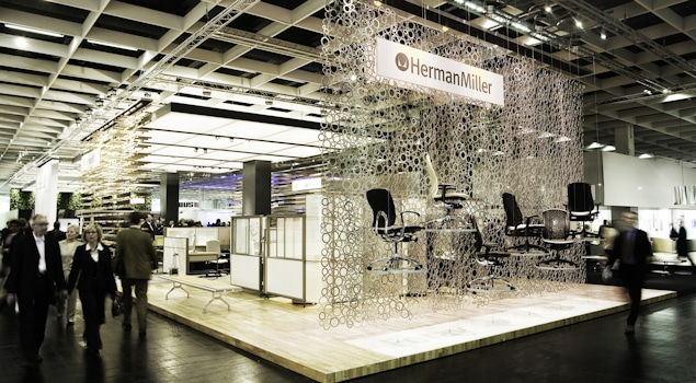 Immerse yourself in the legend of Herman Miller through our innovative exhibition concept, seamlessly blending the brand's essence with the lightness and ergonomics of its products. The Studio Königshausen design features an organic floating architecture that gracefully embraces Herman Miller's iconic offerings.